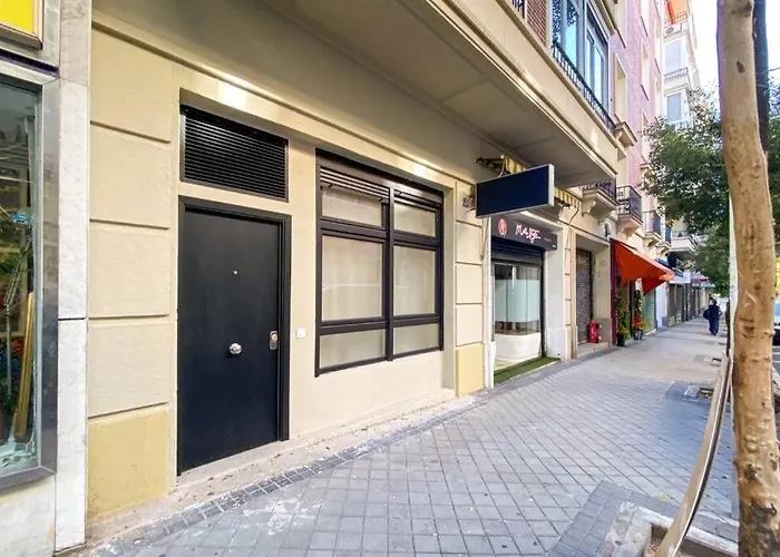 Oasis urbano en el corazón financiero / Castellana